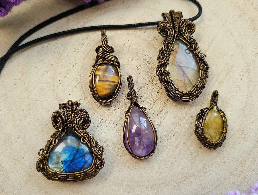 Pendentifs en pierres naturelles sertis au fil de cuivre tissé